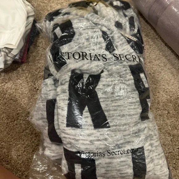 VS PINK Logo Gray & Black Robe - Picture 2 of 4